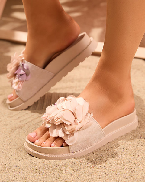 OUTLET Women's slippers with fabric flowers in beige Gondola - Footwear